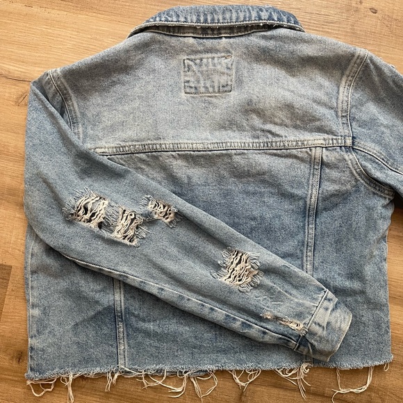 ❌SOLD❌ FOREVER 21 Distressed Cropped Denim Jacket - Picture 5 of 11